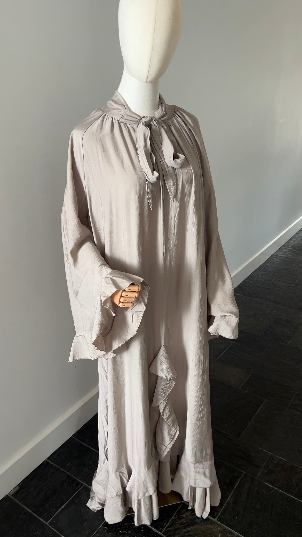 AIRY RUFFLE DRESS TAUPE