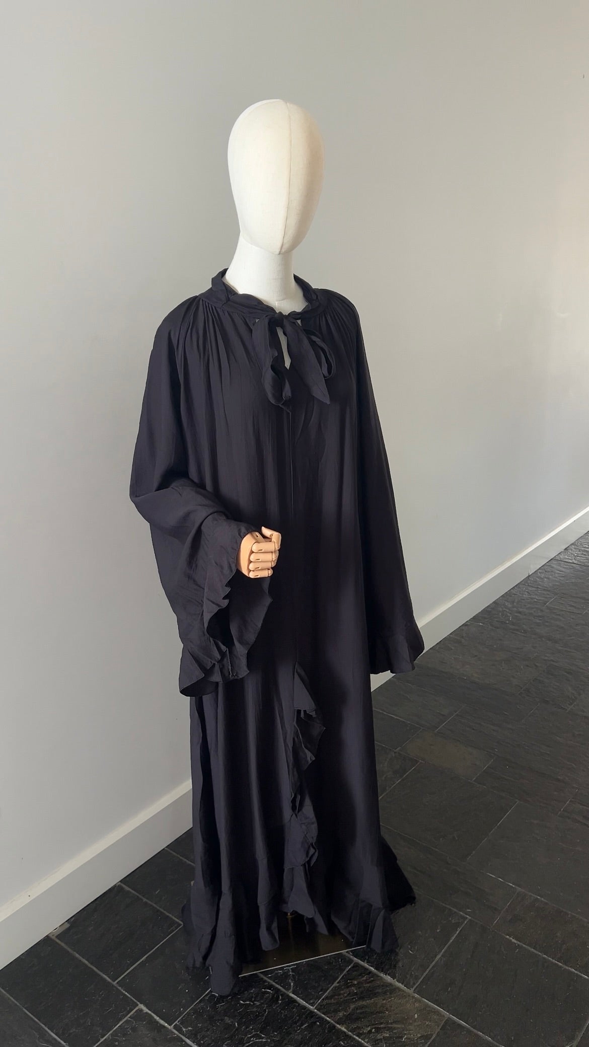 AIRY RUFFLE DRESS BLACK