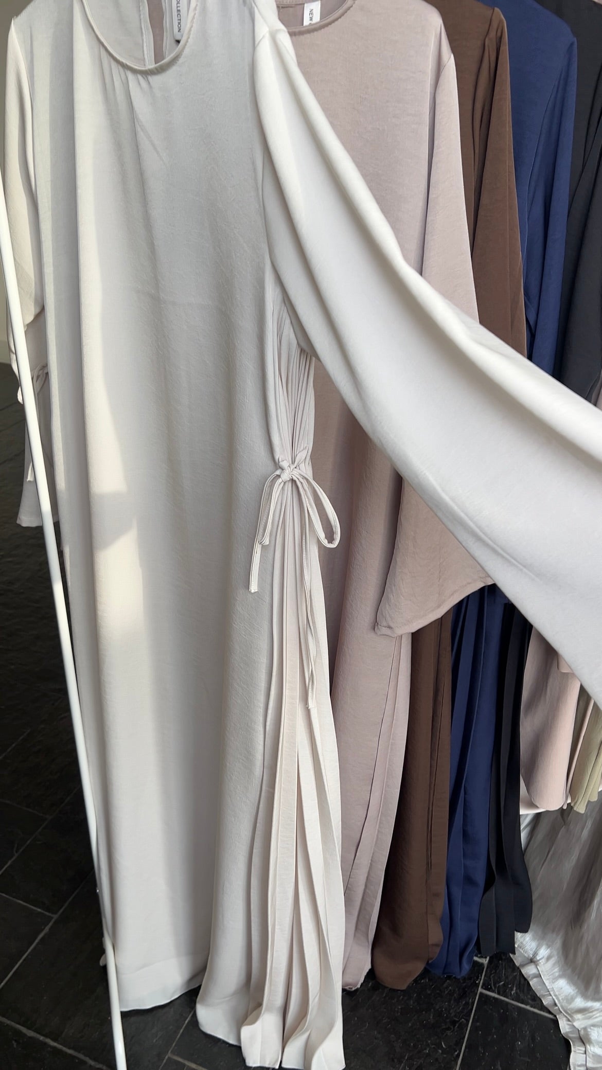 SPLIT PLEATED DRESS BEIGE