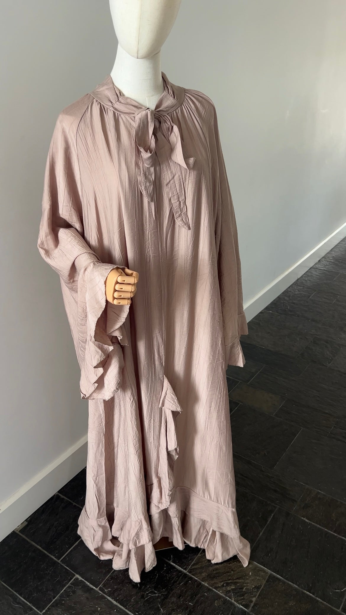 AIRY RUFFLE DRESS WARM TAUPE