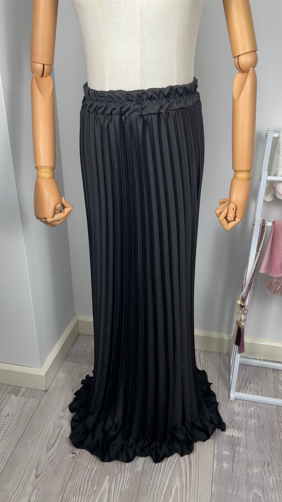 SATIN PLISSÉ SKIRT BLACK