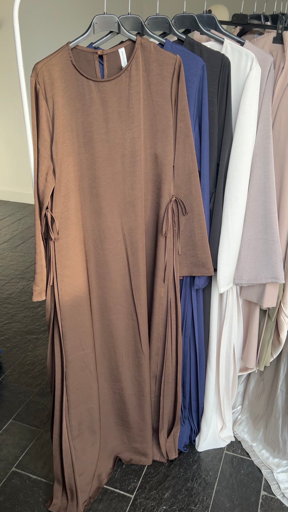 SPLIT PLEATED DRESS CHOCO