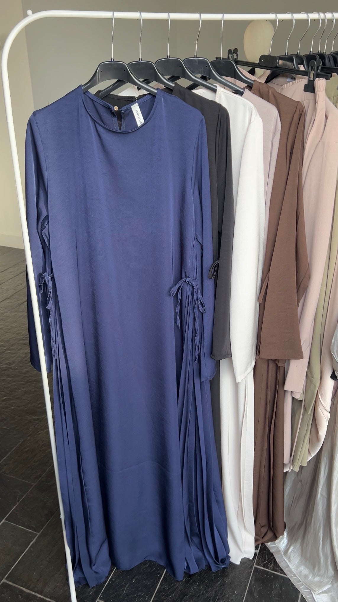 SPLIT PLEATED DRESS NAVY