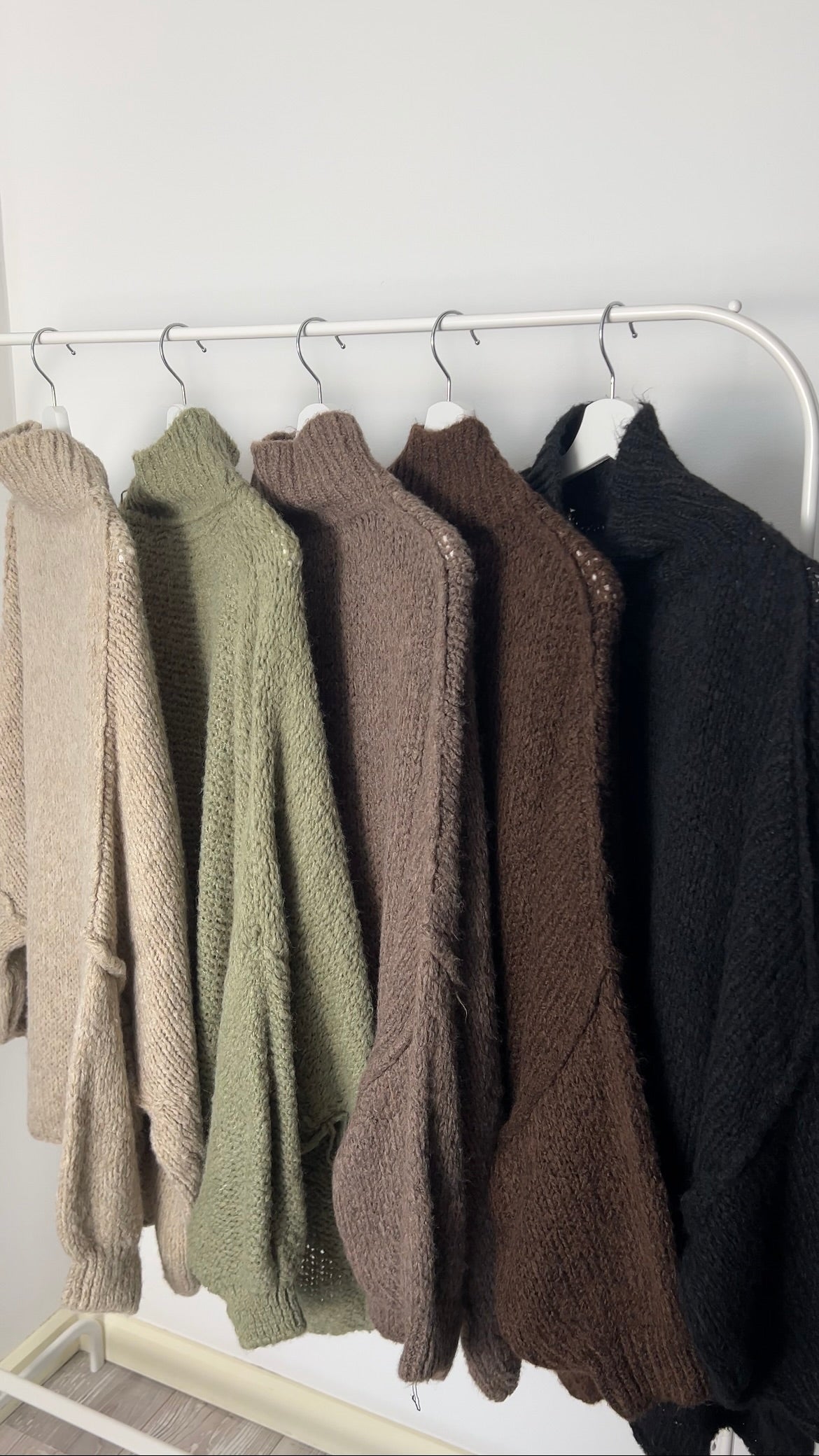 FLUFFY SWEATER SAGE GREEN