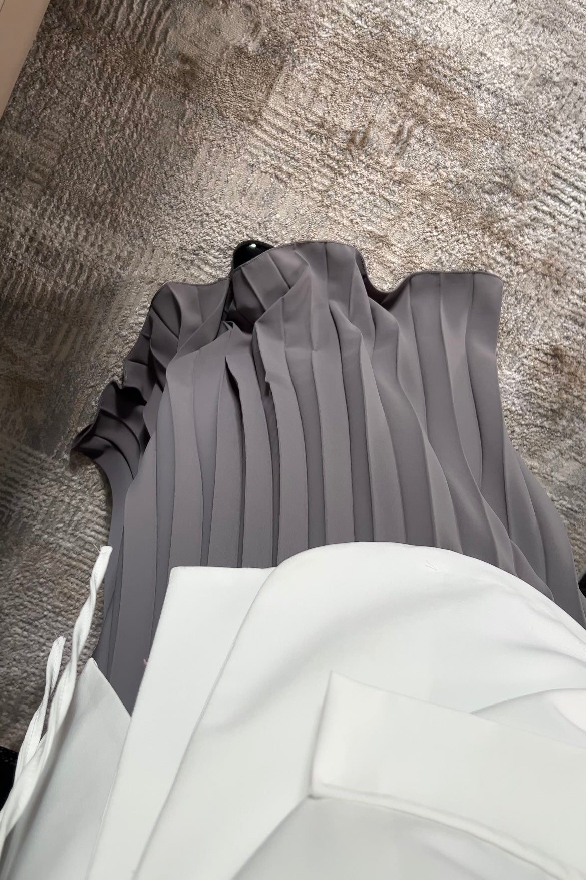 LIGHT GREY PLISSÉ SKIRT
