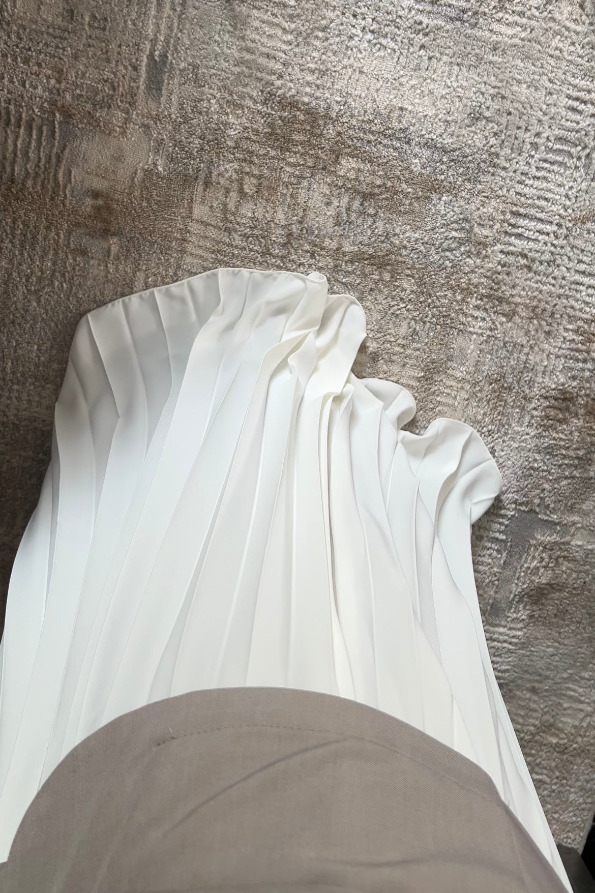 WHITE PLISSÉ SKIRT