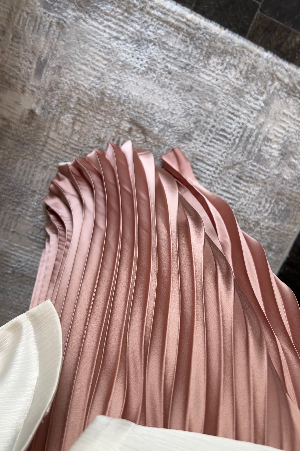 SALMON PINK SATIN PLISSÉ SKIRT