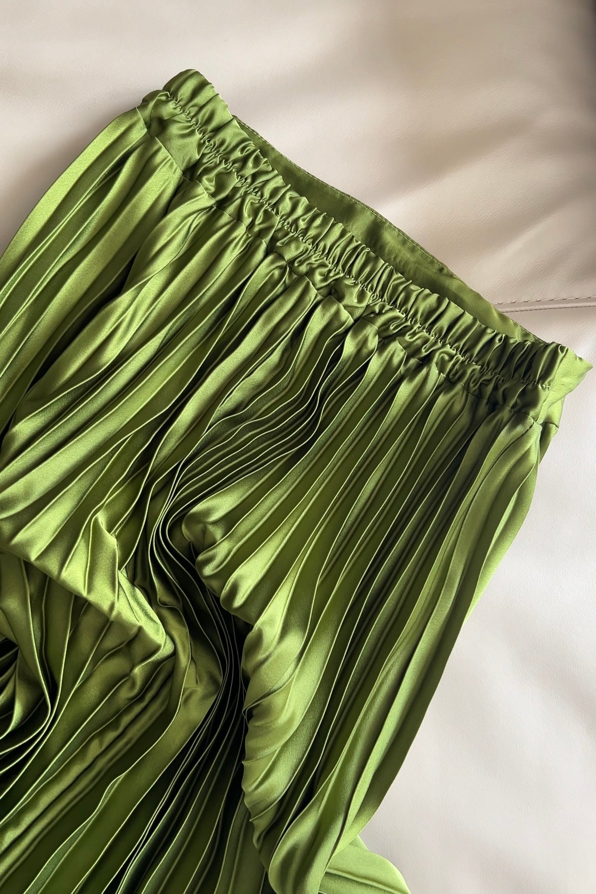 OLIVE SATIN PLISSÉ SKIRT