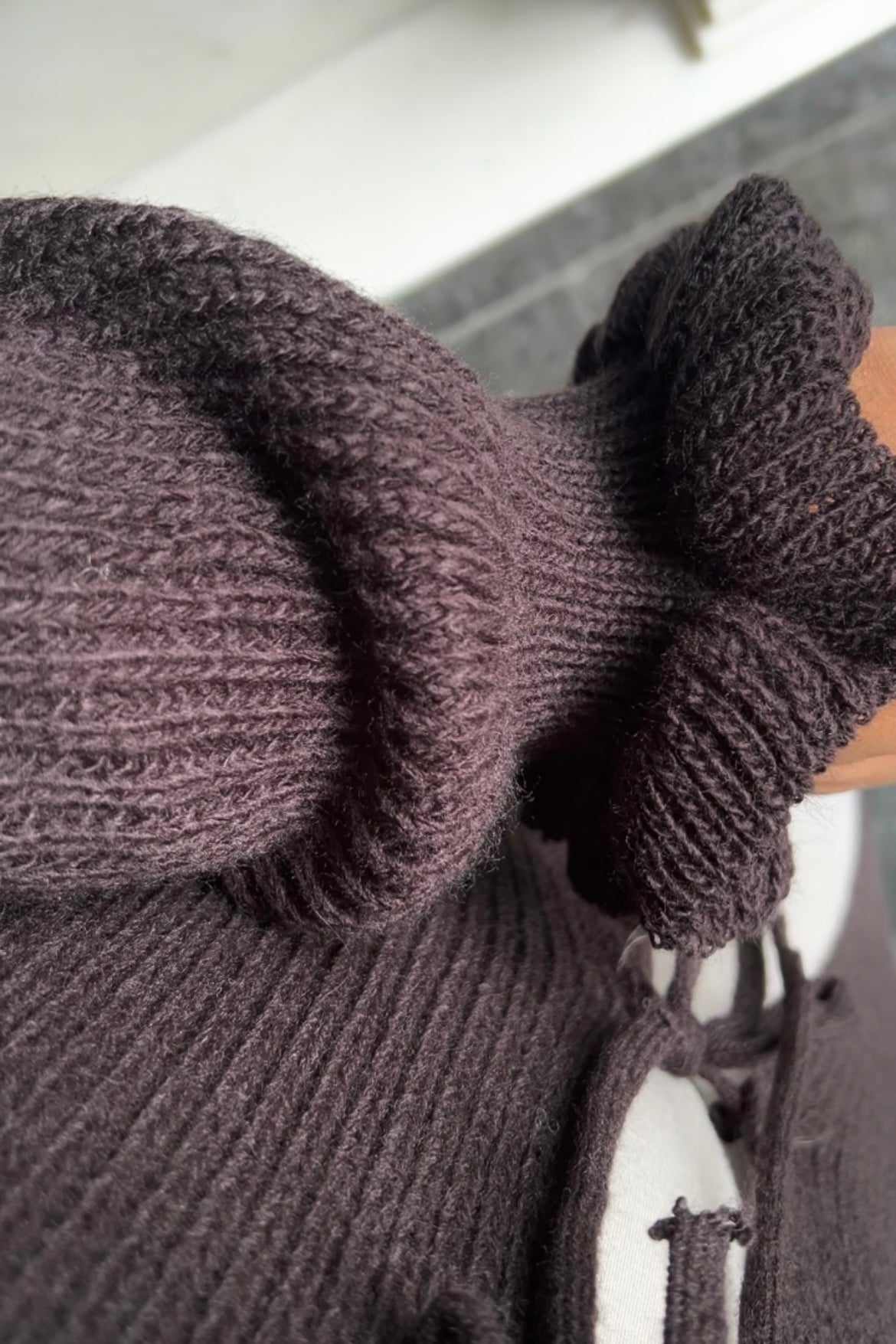 DARK BROWN BOW TIE ABAYA