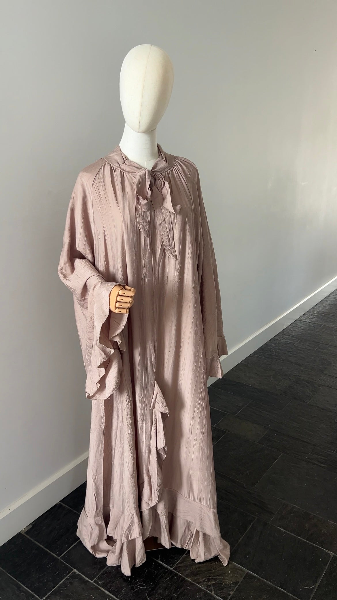 AIRY RUFFLE DRESS WARM TAUPE