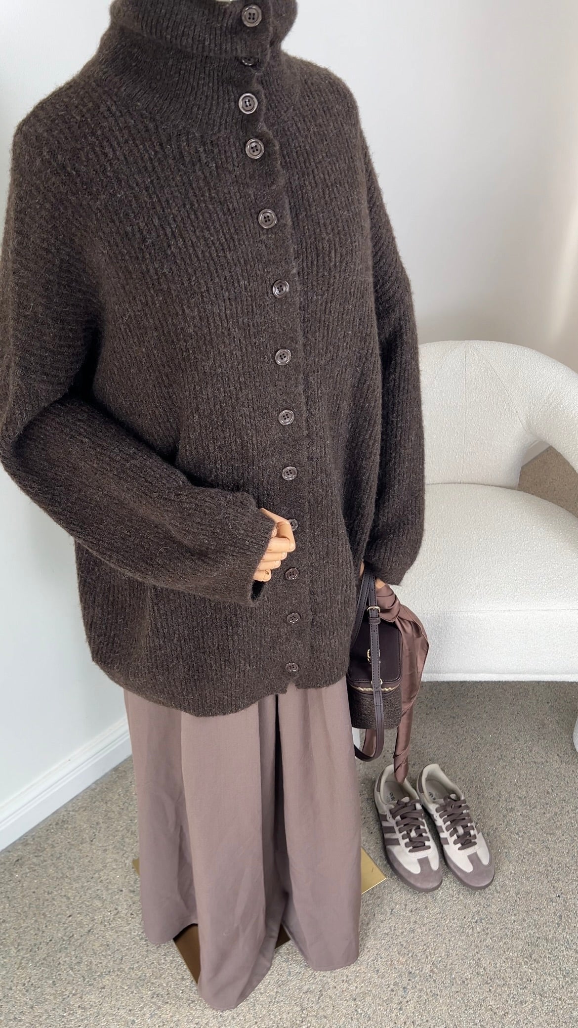 HIGH NECK KNIT SWEATER DARK BROWN