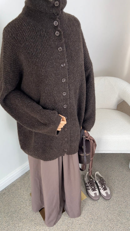 HIGH NECK KNIT SWEATER DARK BROWN