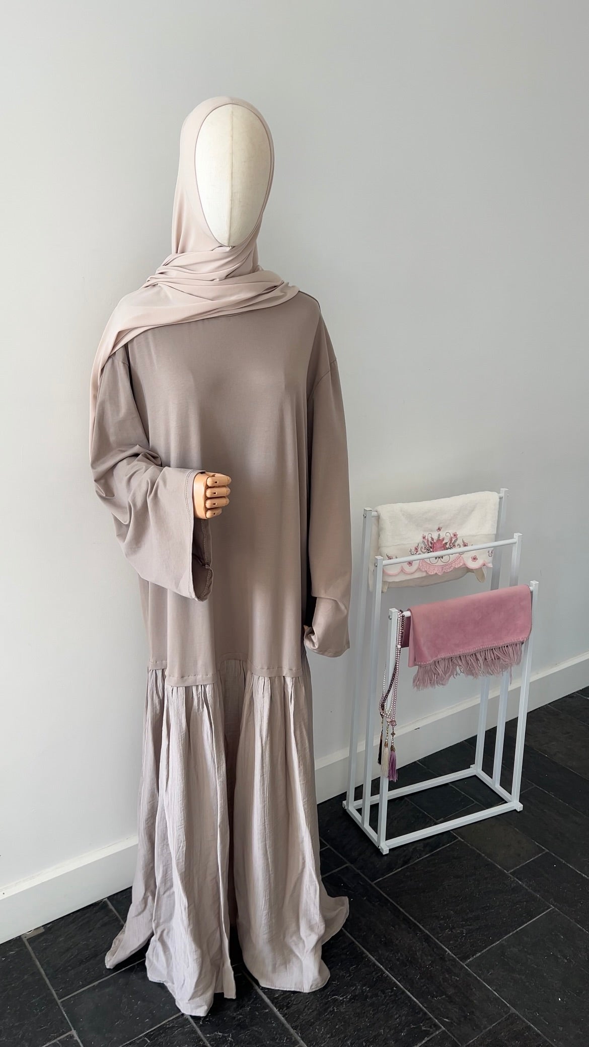 LONGSLEEVE RUFFLE DRESS TAUPE