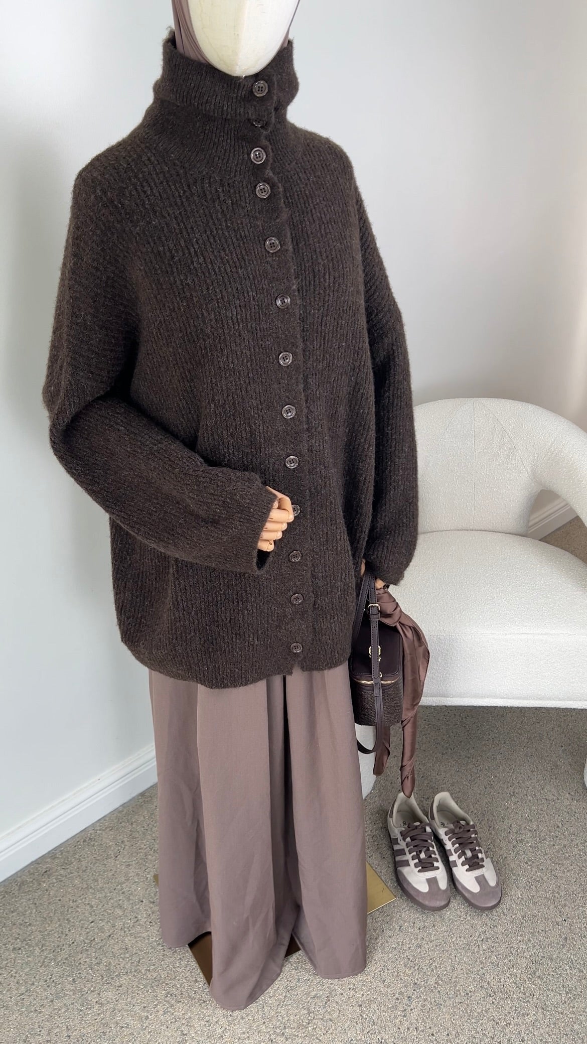 HIGH NECK KNIT SWEATER DARK BROWN