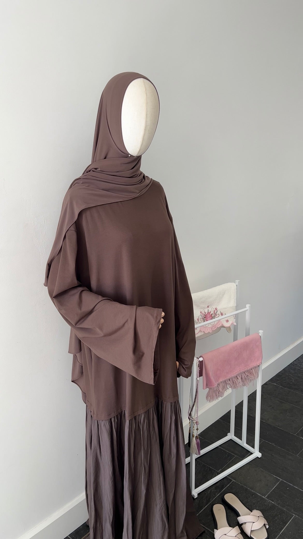 LONGSLEEVE RUFFLE DRESS DARK-BROWN