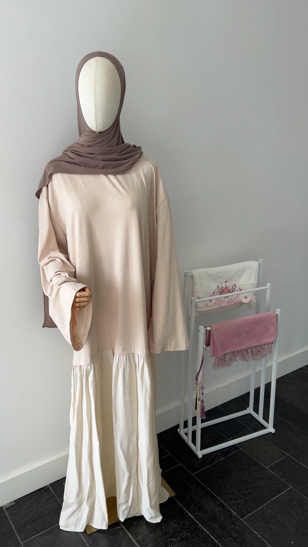 LONGSLEEVE RUFFLE DRESS BEIGE