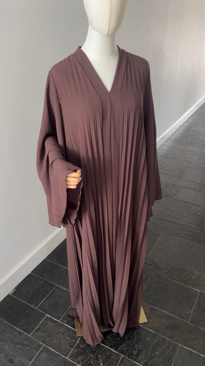 PLEATED DRESS CHOCO