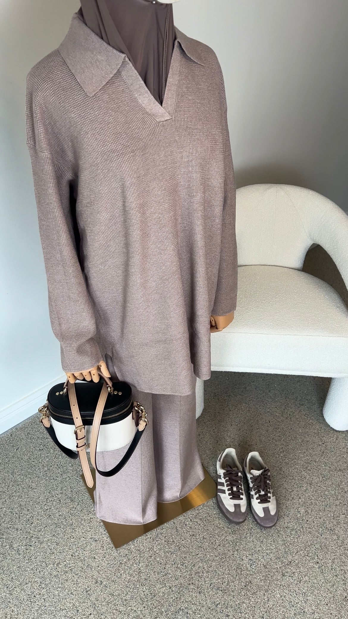 V-NECK SEAM KNIT SET TAUPE
