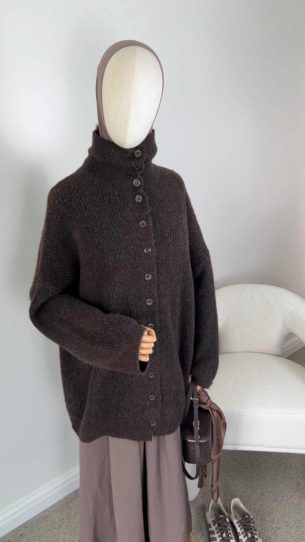 HIGH NECK KNIT SWEATER DARK BROWN