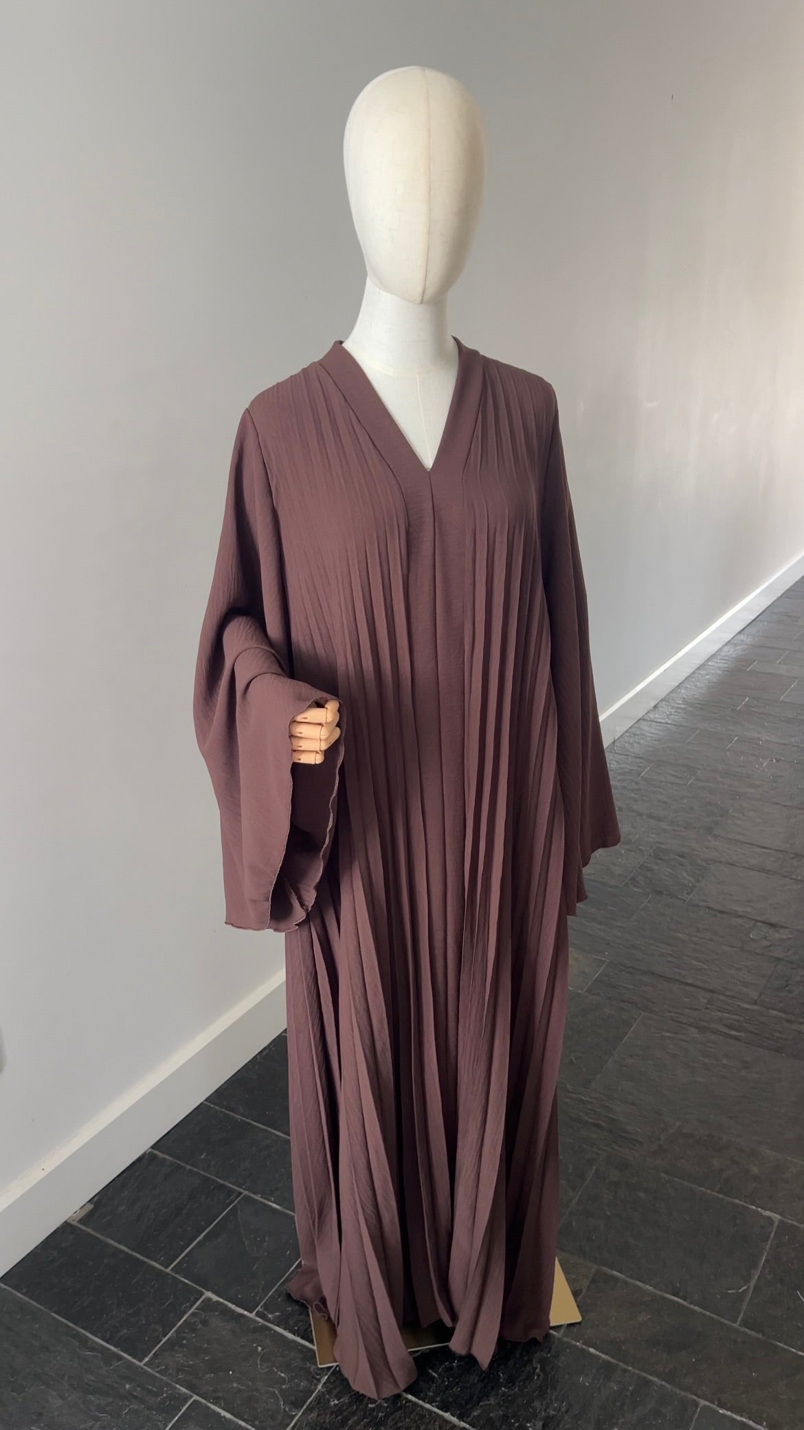 PLEATED DRESS CHOCO