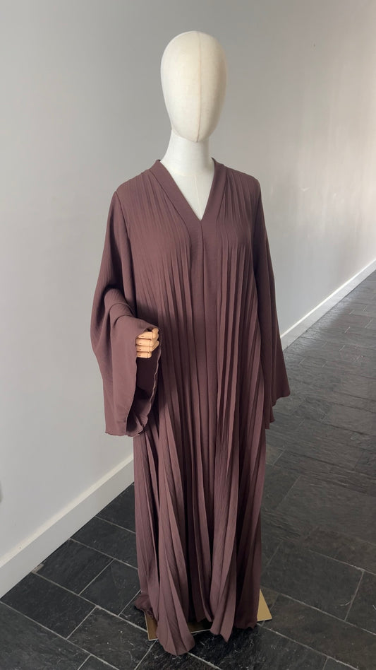PLEATED DRESS CHOCO