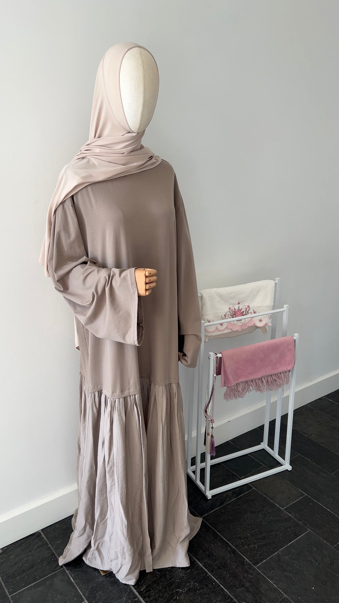 LONGSLEEVE RUFFLE DRESS TAUPE