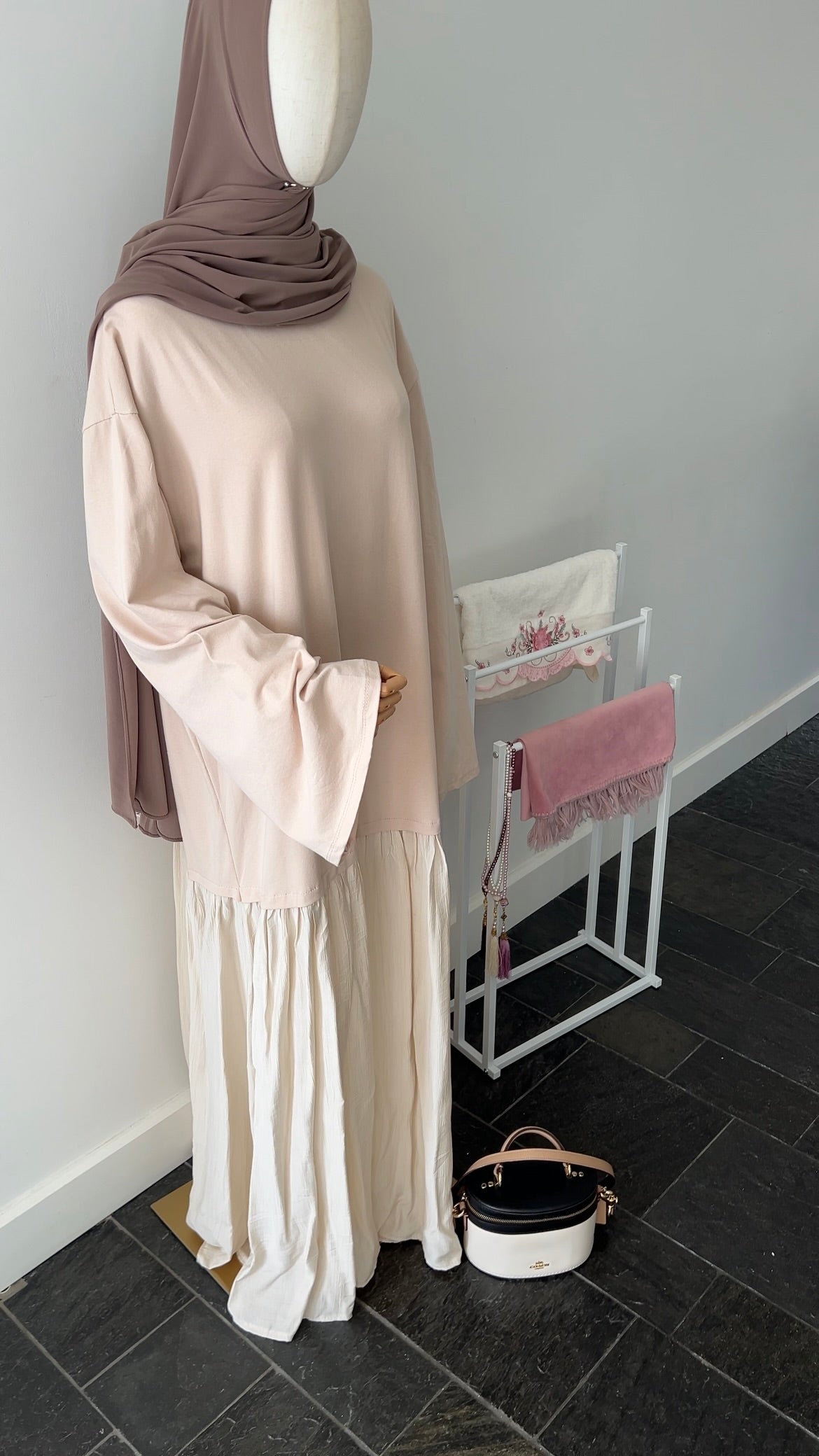 LONGSLEEVE RUFFLE DRESS BEIGE