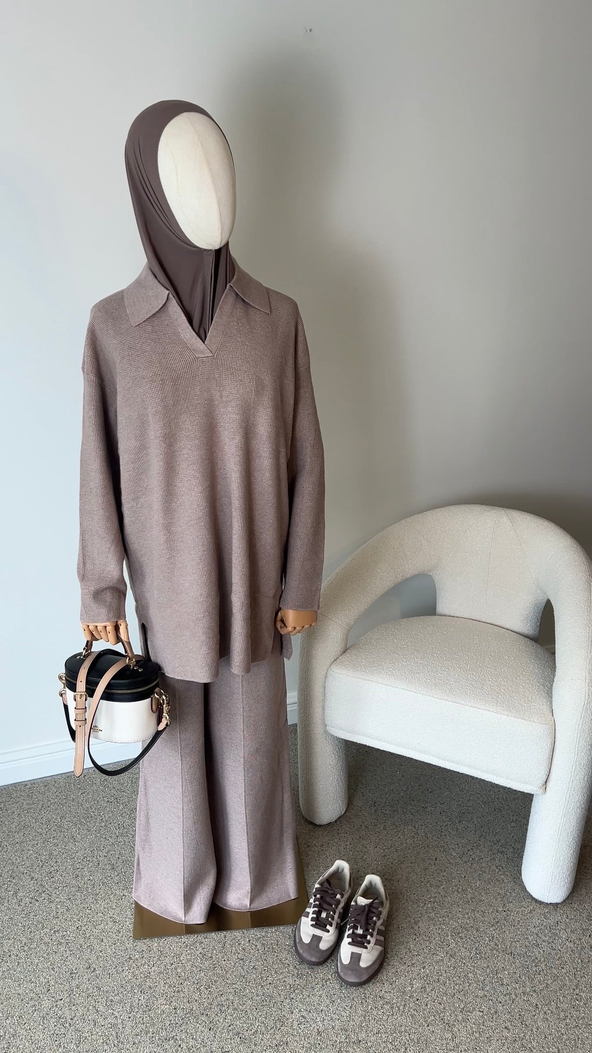 V-NECK SEAM KNIT SET TAUPE