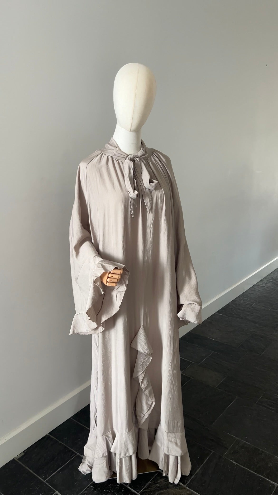 AIRY RUFFLE DRESS TAUPE