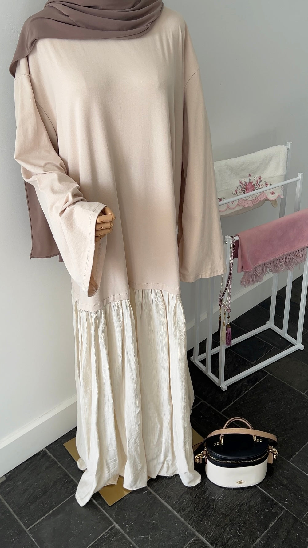 LONGSLEEVE RUFFLE DRESS BEIGE