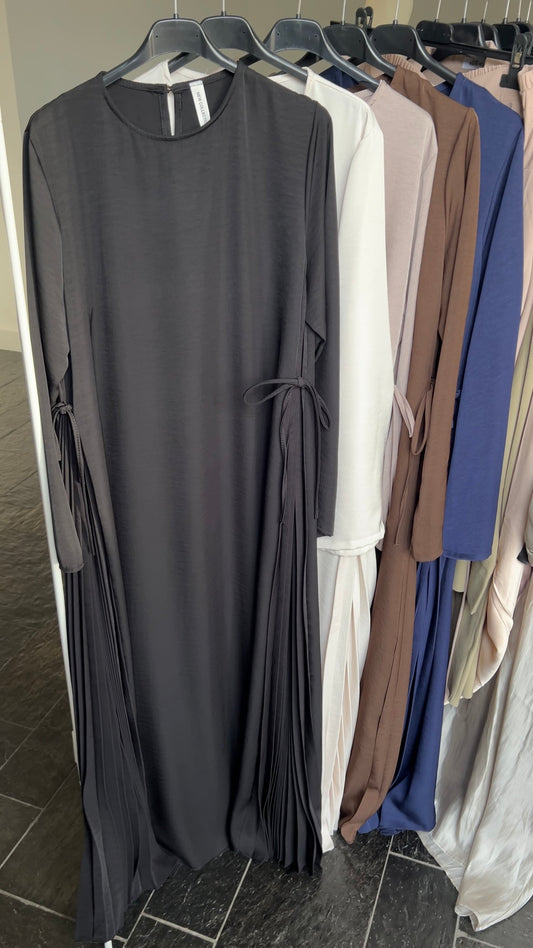 SPLIT PLEATED DRESS BLACK