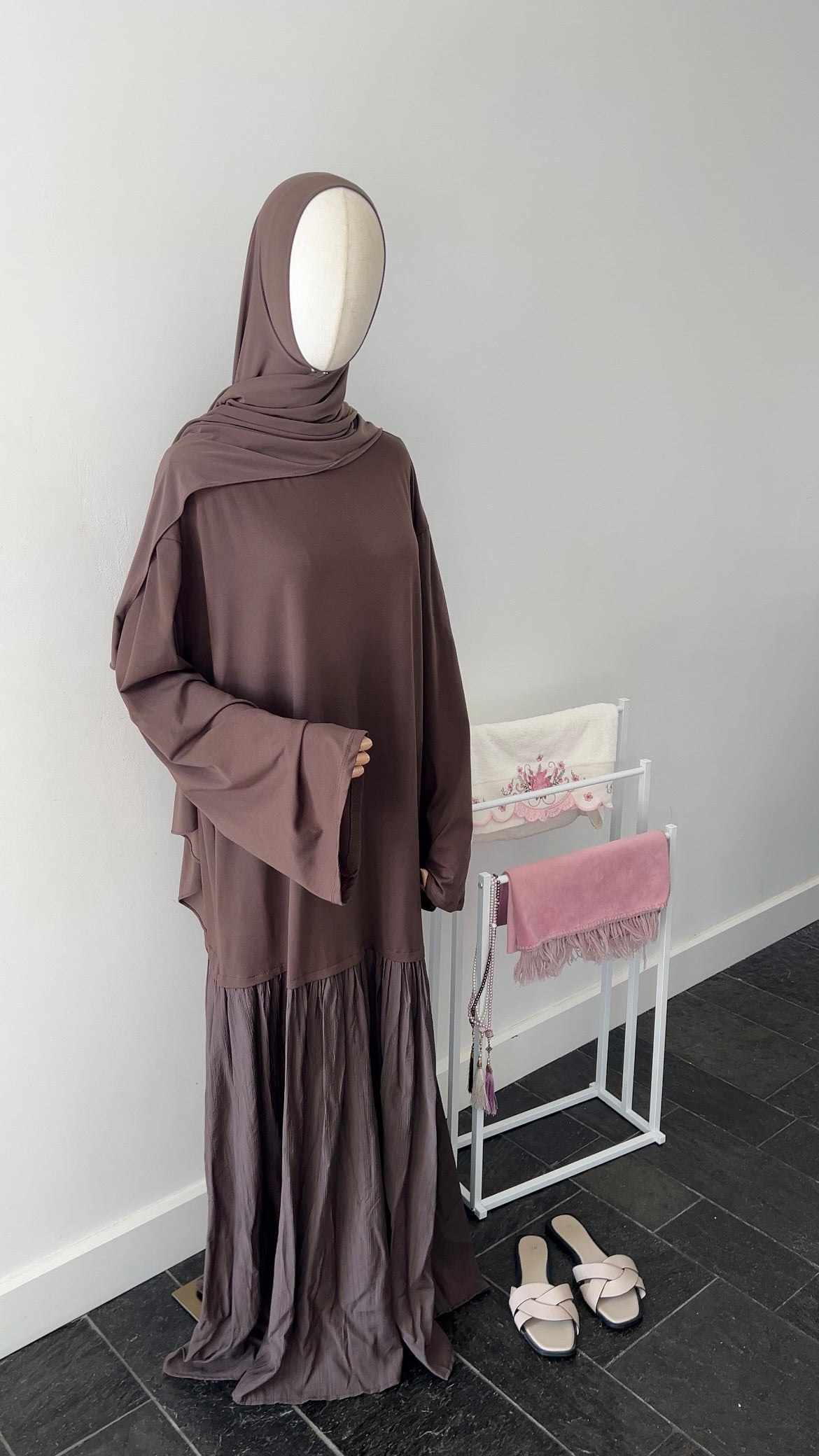 LONGSLEEVE RUFFLE DRESS DARK-BROWN