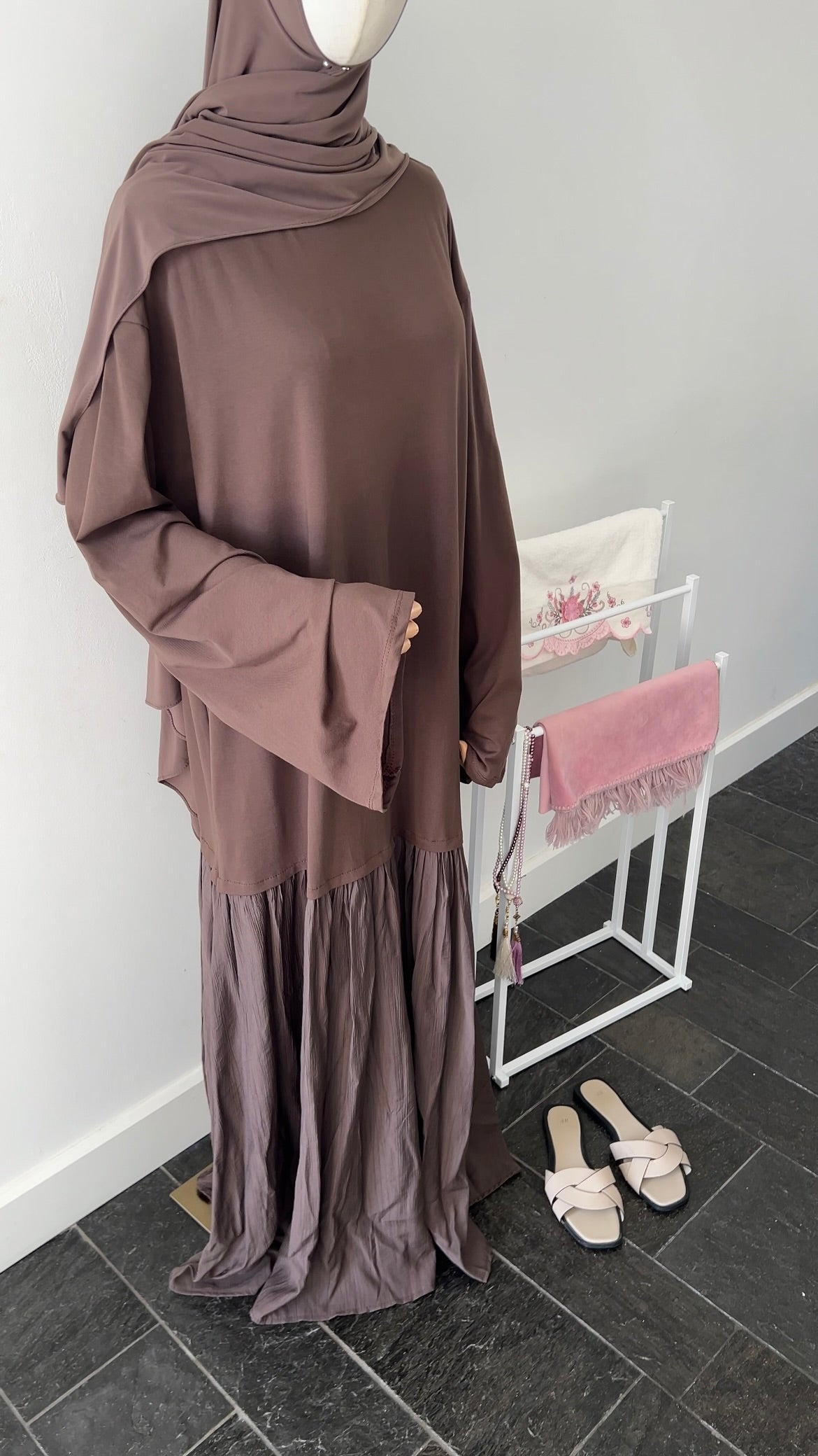 LONGSLEEVE RUFFLE DRESS DARK-BROWN