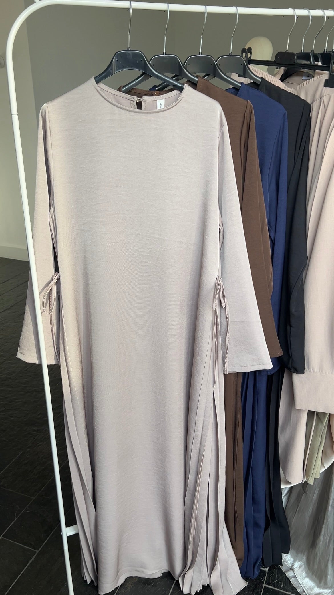SPLIT PLEATED DRESS TAUPE