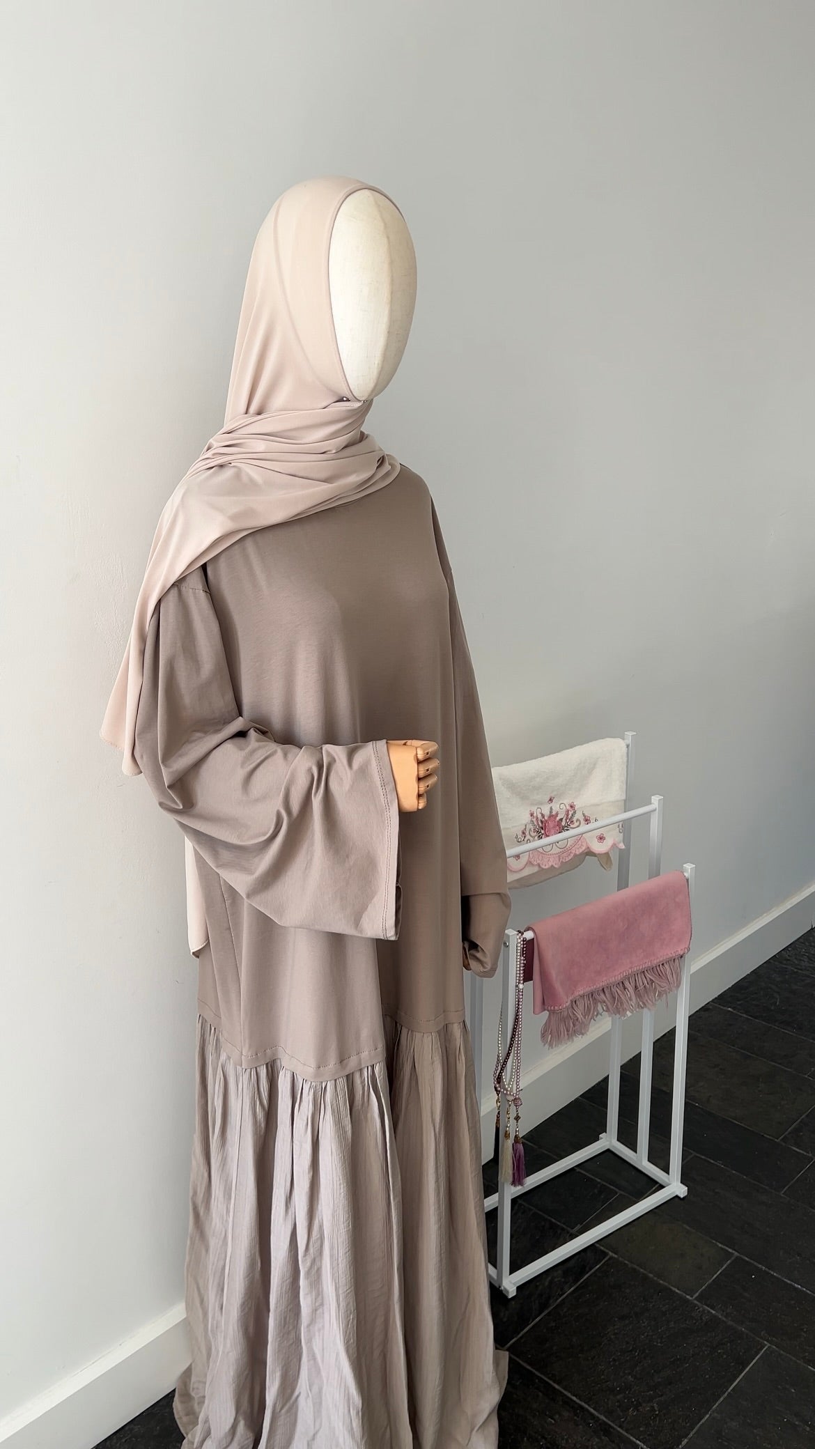 LONGSLEEVE RUFFLE DRESS TAUPE