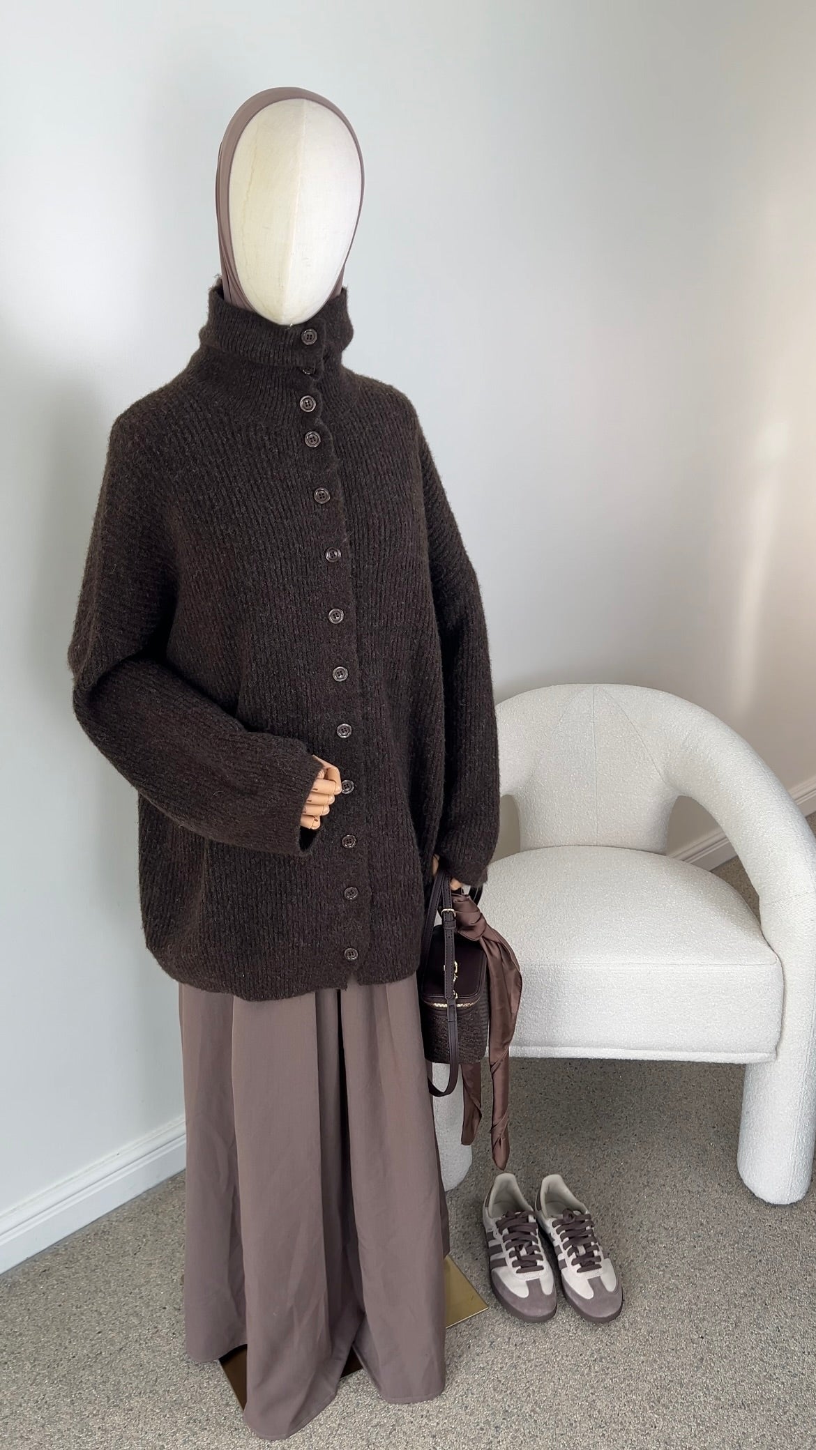 HIGH NECK KNIT SWEATER DARK BROWN