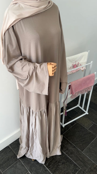 LONGSLEEVE RUFFLE DRESS TAUPE