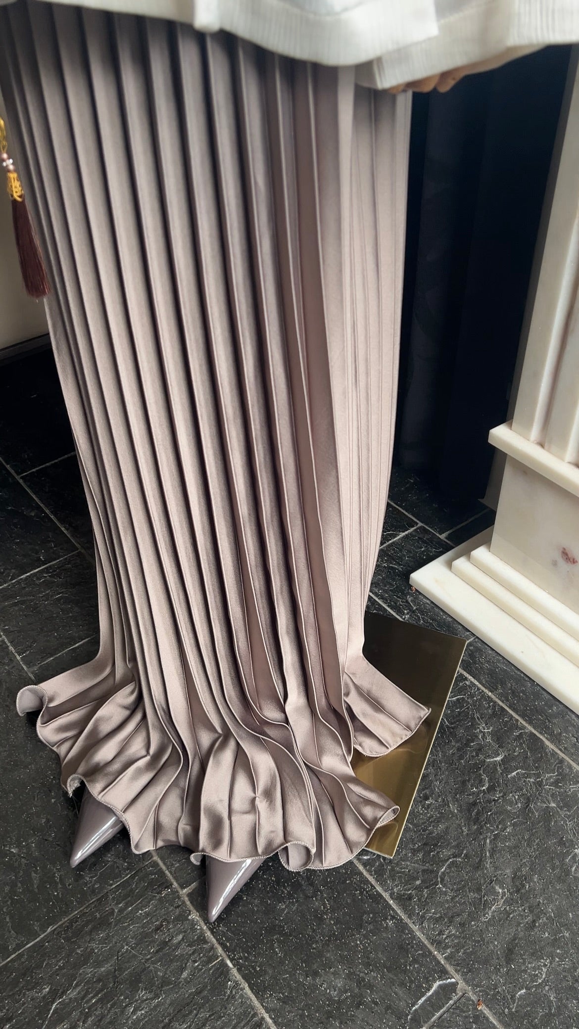 SATIN PLISSÉ SKIRT TAUPE
