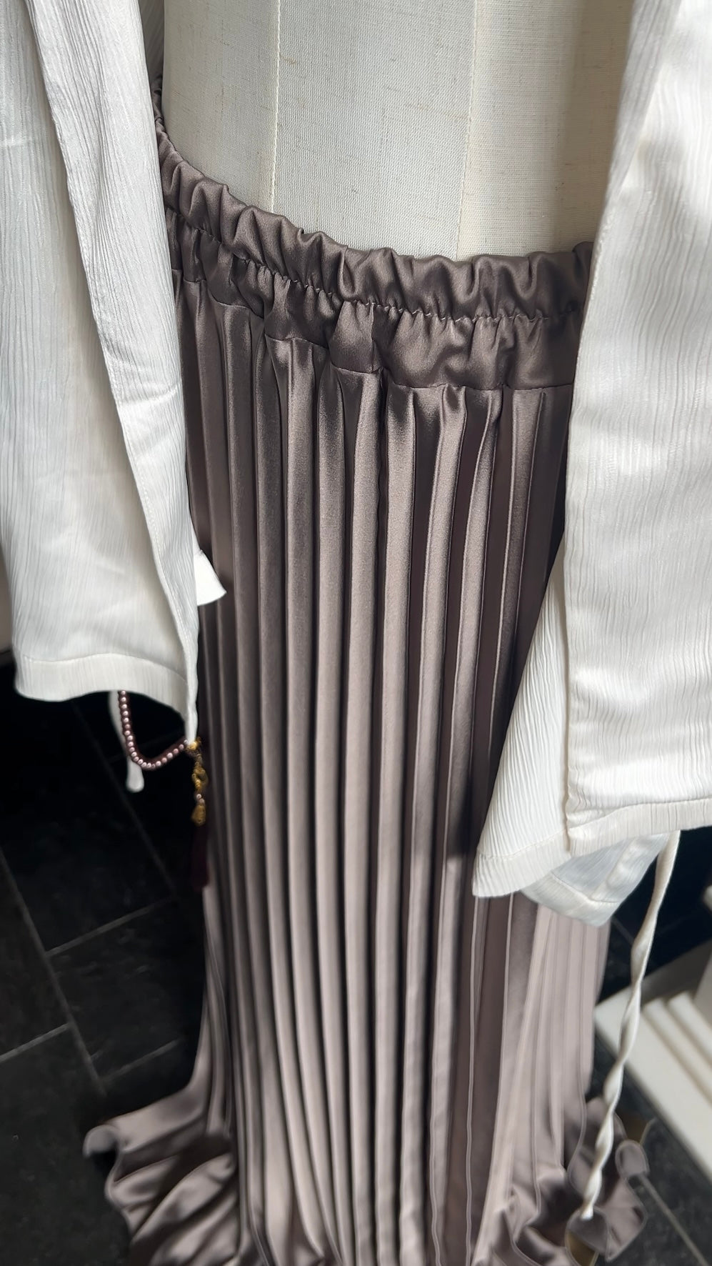 SATIN PLISSÉ SKIRT TAUPE