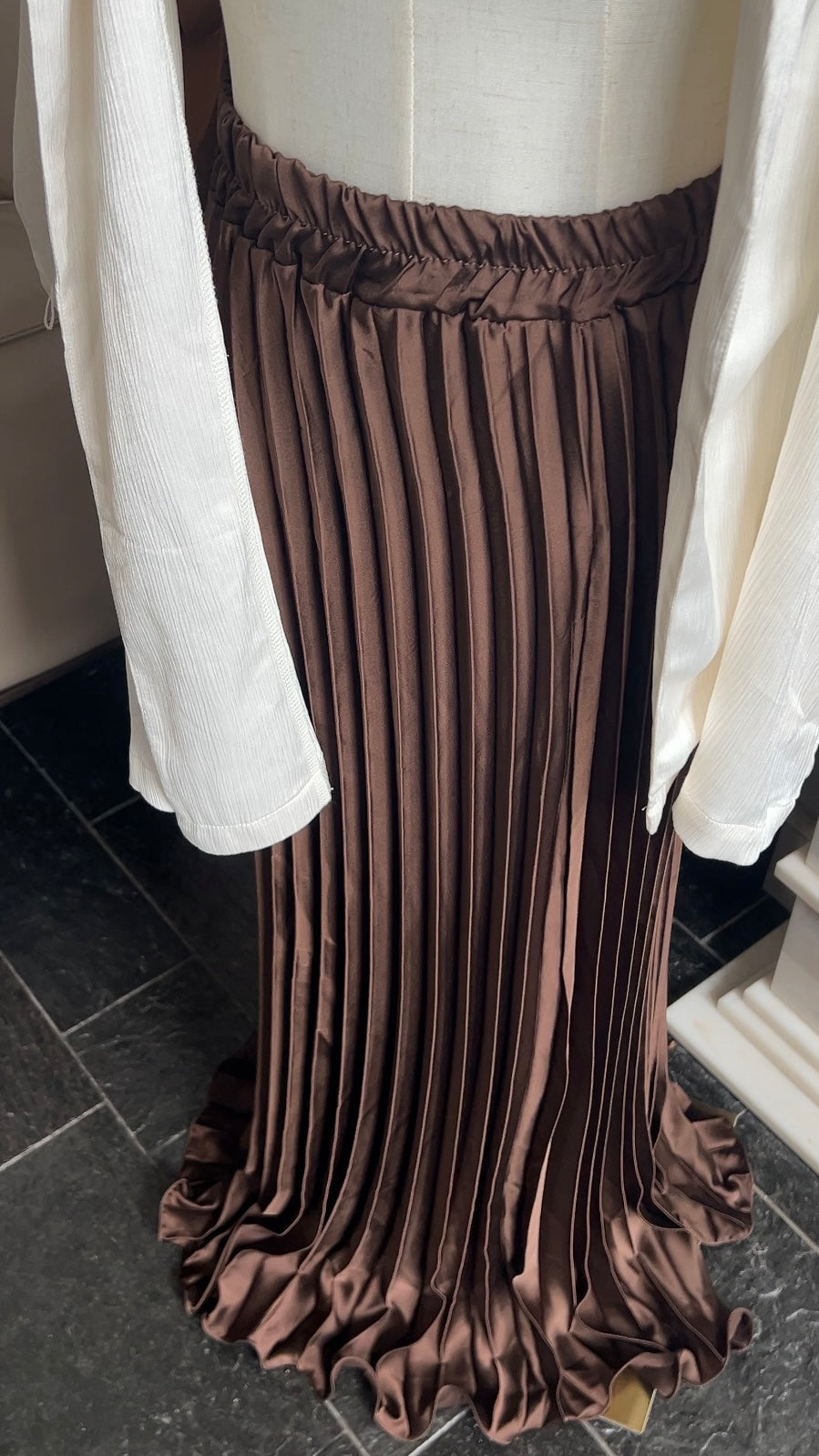 SATIN PLISSÉ SKIRT BROWN
