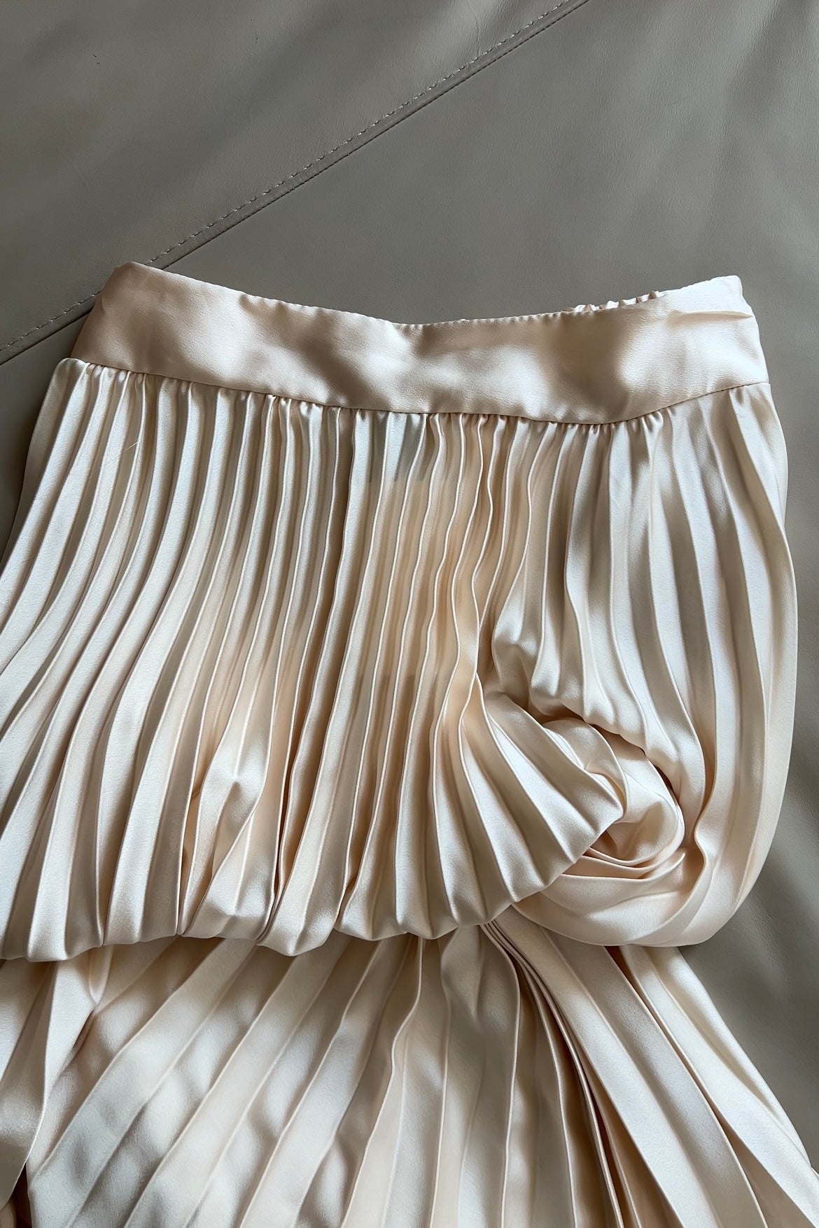 CHAMPAGNE SATIN PLISSÉ SKIRT