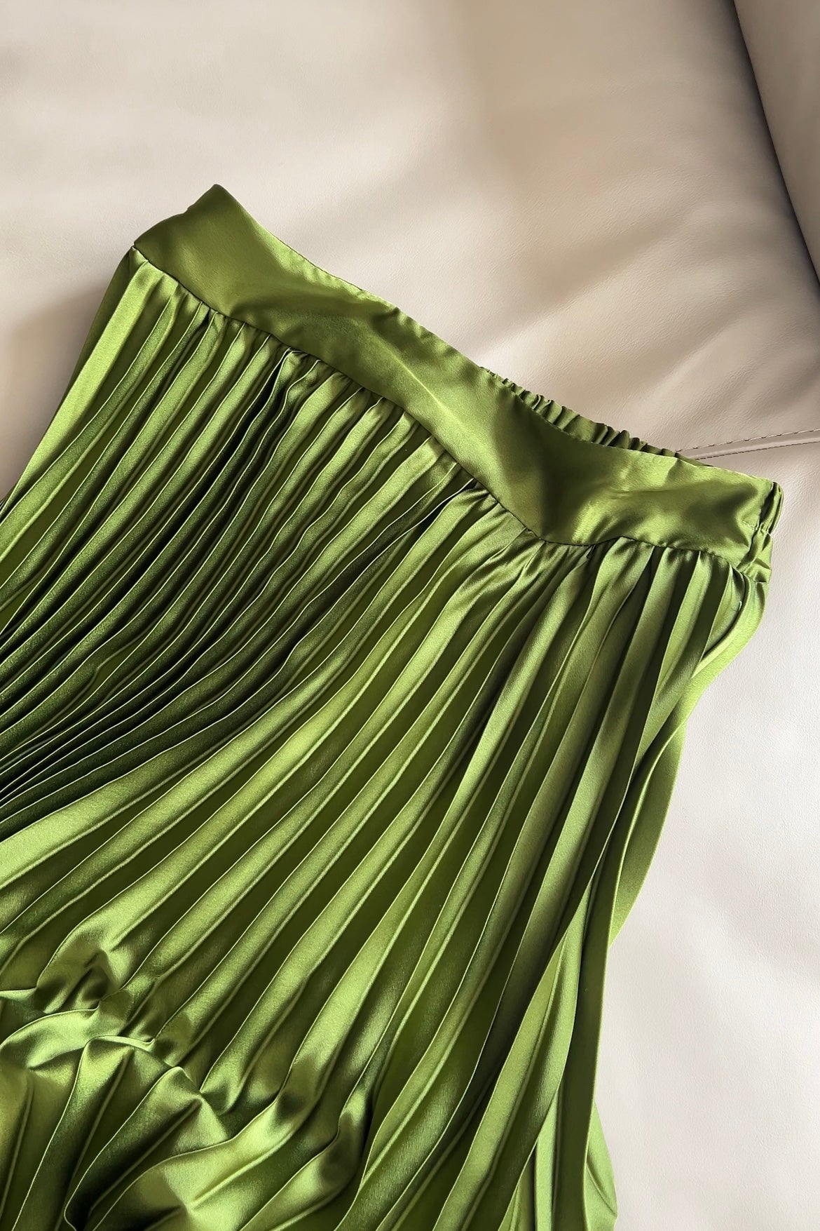 OLIVE SATIN PLISSÉ SKIRT