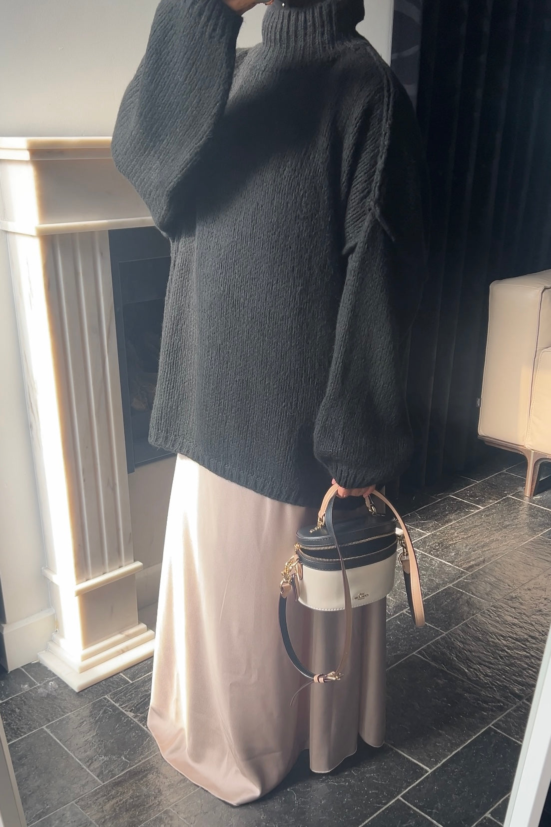 BLACK FLUFFY SWEATER