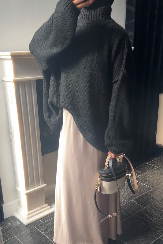 BLACK FLUFFY SWEATER