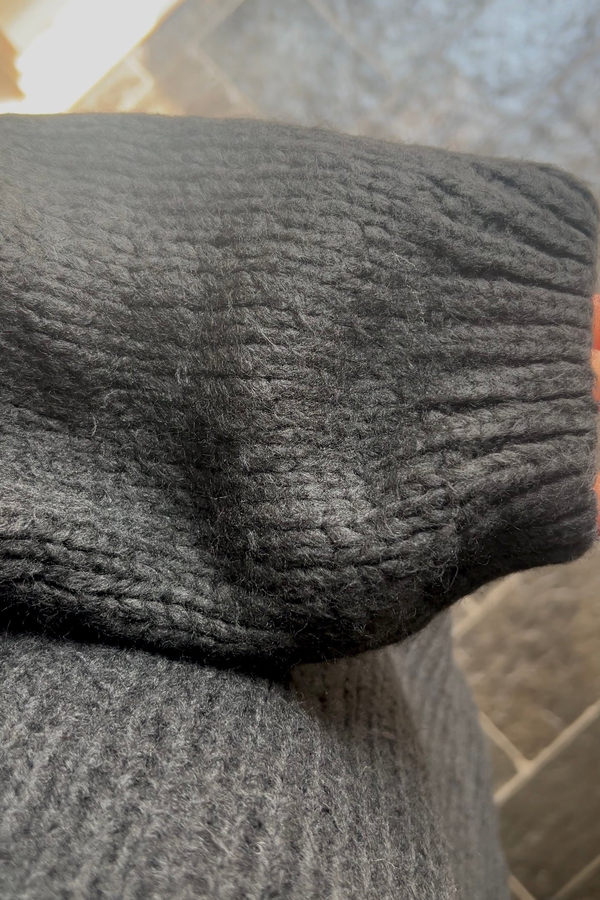 BLACK FLUFFY SWEATER